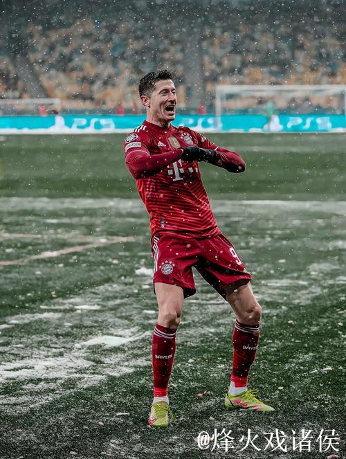 德甲-莱万破纪录进球 诺伊尔神勇扑点 拜仁2-1胜升班马